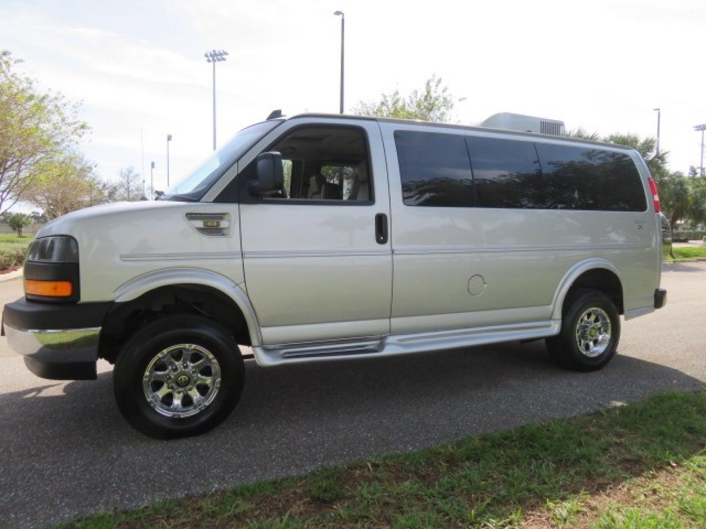 2017 Silver /Tan GMC Savana (1GTW7AFG6H1) , 4x4 transmission, located at 4301 Oak Circle #19, Boca Raton, FL, 33431, (954) 561-2499, 26.388861, -80.084038 - Photo#8